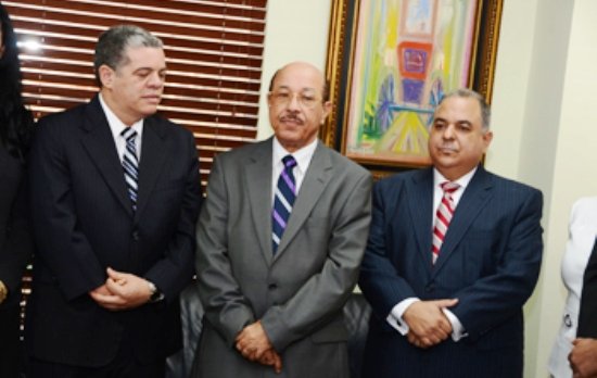 El Ministro de Economía, Temístocles Montás, juramenta al nuevo Presidente del Consejo de Indotel, Carlos Amarante Baret, en presencia del saliente David Perez Taveras. Estuvieron presentes, ademas, losmiembros del Consejo.